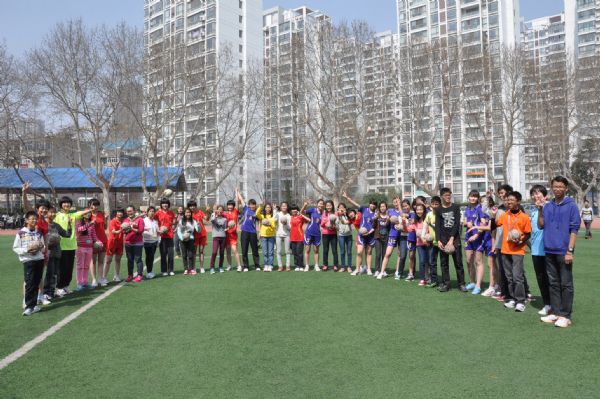 新加坡来访学生与我校手球队队员合影
